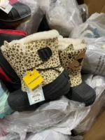 Pallets with winter beauty for women in the factory – Groothandel USA. - Image 3